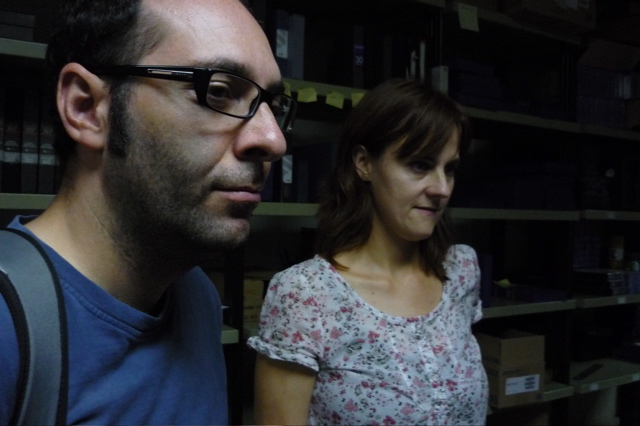 Antoni Pinent, comissari del programa i Rosa Cardona, conservadora de la Filmoteca de Catalunya, repassen les còpies de les pel•lícules abans d'enviar-les a Melbourne, primera ciutat on es projectarà el cicle.