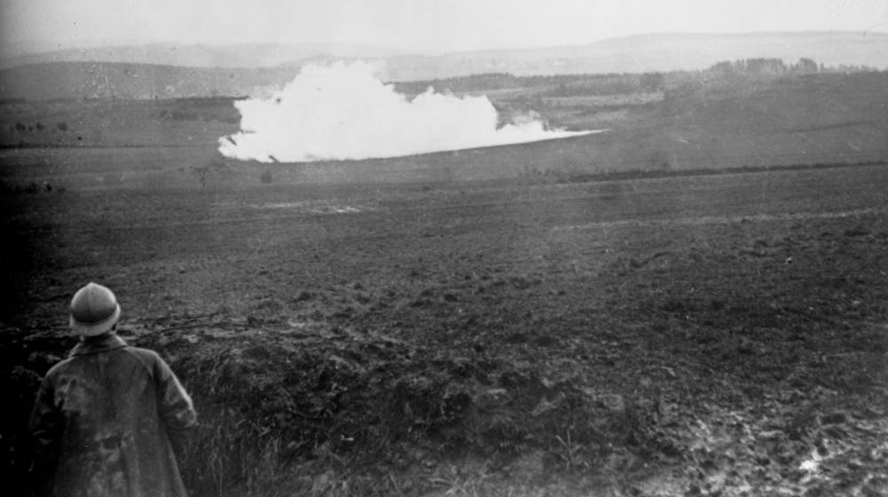 Explosión de una mina vista desde el frente francés durante la Primera Guerra Mundial, 1916, Biblioteca Nacional de Francia