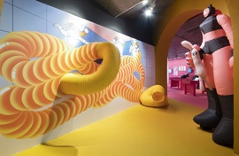 «El pont d’Einstein-Rosen o el forat de cuc», instal·lació creada per a l’exposició per Genie Espinosa | © CCCB, Aleix Plademunt, 2022