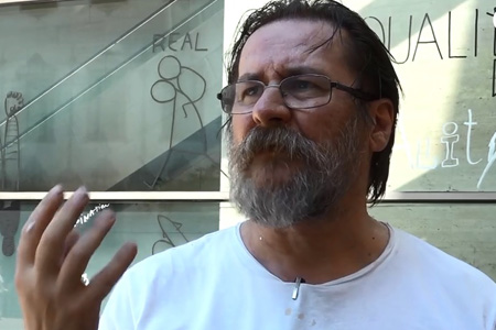Entrevista e intervención artística de Dan Perjovschi en el CCCB