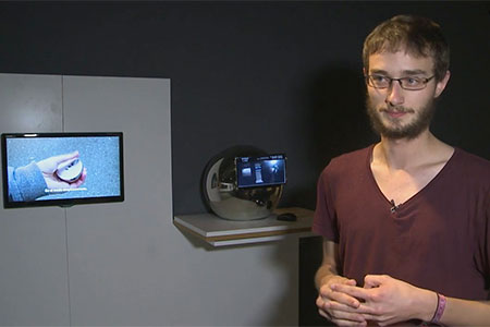 Lorenz Potthast presenta el "Casco desacelerador"