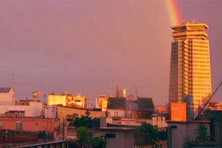Bajo la Torre Colón