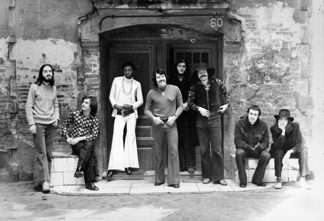 La formación Màquina! en 1972. De izquierada a derecha: Emili Baleriola, Ramon Mora, Teddy Ruster, Juan Mena, Salvador Font, Peter Rohr, Enric Herrera y Carles Benavent.